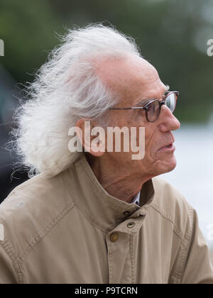 Bulgarischen Künstlers Christo stellt seine erste BRITISCHE Arbeiten im Freien, die Mastaba, eine 20 m hohe Installation auf See Serpentine Lake aus 7,506 Barrel. Die mastaba ist 30 Meter breit und 40 Meter lang. Die Fässer auf der Oberseite sichtbar und die beiden schrägen Wände sind rot und weiß gestrichen; während die Enden der Fässer auf die zwei senkrechten Wände sichtbar lackiert sind rot, blau und violett. Mit: Christo Wo: London, England, Großbritannien Wann: 18 Jun 2018 Credit: Wheatley/WANN Stockfoto