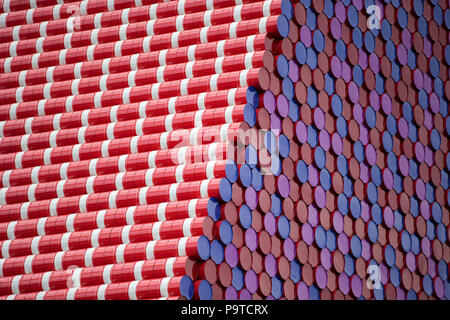 Bulgarischen Künstlers Christo stellt seine erste BRITISCHE Arbeiten im Freien, die Mastaba, eine 20 m hohe Installation auf See Serpentine Lake aus 7,506 Barrel. Die mastaba ist 30 Meter breit und 40 Meter lang. Die Fässer auf der Oberseite sichtbar und die beiden schrägen Wände sind rot und weiß gestrichen; während die Enden der Fässer auf die zwei senkrechten Wände sichtbar lackiert sind rot, blau und violett. Mit: Atmosphäre, Wo: London, England, Großbritannien Wann: 18 Jun 2018 Credit: Wheatley/WANN Stockfoto