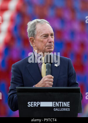 Bulgarischen Künstlers Christo stellt seine erste BRITISCHE Arbeiten im Freien, die Mastaba, eine 20 m hohe Installation auf See Serpentine Lake aus 7,506 Barrel. Die mastaba ist 30 Meter breit und 40 Meter lang. Die Fässer auf der Oberseite sichtbar und die beiden schrägen Wände sind rot und weiß gestrichen; während die Enden der Fässer auf die zwei senkrechten Wände sichtbar lackiert sind rot, blau und violett. Mit: Michael Bloomberg, CEO von Bloomberg Wo: London, England, Großbritannien Wann: 18 Jun 2018 Credit: Wheatley/WANN Stockfoto