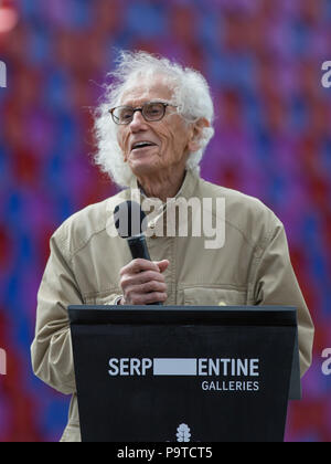 Bulgarischen Künstlers Christo stellt seine erste BRITISCHE Arbeiten im Freien, die Mastaba, eine 20 m hohe Installation auf See Serpentine Lake aus 7,506 Barrel. Die mastaba ist 30 Meter breit und 40 Meter lang. Die Fässer auf der Oberseite sichtbar und die beiden schrägen Wände sind rot und weiß gestrichen; während die Enden der Fässer auf die zwei senkrechten Wände sichtbar lackiert sind rot, blau und violett. Mit: Christo Wo: London, England, Großbritannien Wann: 18 Jun 2018 Credit: Wheatley/WANN Stockfoto