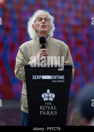 Bulgarischen Künstlers Christo stellt seine erste BRITISCHE Arbeiten im Freien, die Mastaba, eine 20 m hohe Installation auf See Serpentine Lake aus 7,506 Barrel. Die mastaba ist 30 Meter breit und 40 Meter lang. Die Fässer auf der Oberseite sichtbar und die beiden schrägen Wände sind rot und weiß gestrichen; während die Enden der Fässer auf die zwei senkrechten Wände sichtbar lackiert sind rot, blau und violett. Mit: Christo Wo: London, England, Großbritannien Wann: 18 Jun 2018 Credit: Wheatley/WANN Stockfoto