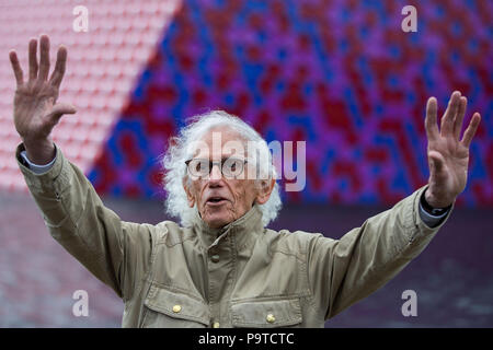 Bulgarischen Künstlers Christo stellt seine erste BRITISCHE Arbeiten im Freien, die Mastaba, eine 20 m hohe Installation auf See Serpentine Lake aus 7,506 Barrel. Die mastaba ist 30 Meter breit und 40 Meter lang. Die Fässer auf der Oberseite sichtbar und die beiden schrägen Wände sind rot und weiß gestrichen; während die Enden der Fässer auf die zwei senkrechten Wände sichtbar lackiert sind rot, blau und violett. Mit: Christo Wo: London, England, Großbritannien Wann: 18 Jun 2018 Credit: Wheatley/WANN Stockfoto