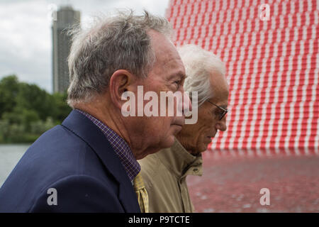 Bulgarischen Künstlers Christo stellt seine erste BRITISCHE Arbeiten im Freien, die Mastaba, eine 20 m hohe Installation auf See Serpentine Lake aus 7,506 Barrel. Die mastaba ist 30 Meter breit und 40 Meter lang. Die Fässer auf der Oberseite sichtbar und die beiden schrägen Wände sind rot und weiß gestrichen; während die Enden der Fässer auf die zwei senkrechten Wände sichtbar lackiert sind rot, blau und violett. Mit: Michael Bloomberg, CEO von Bloomberg, Christo Wo: London, England, Großbritannien Wann: 18 Jun 2018 Credit: Wheatley/WANN Stockfoto
