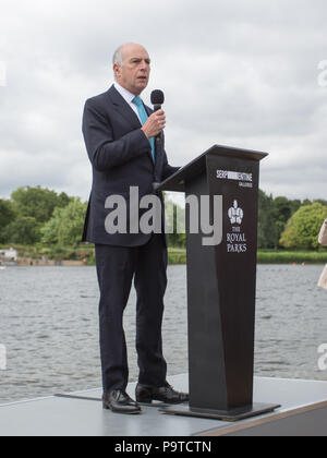 Bulgarischen Künstlers Christo stellt seine erste BRITISCHE Arbeiten im Freien, die Mastaba, eine 20 m hohe Installation auf See Serpentine Lake aus 7,506 Barrel. Die mastaba ist 30 Meter breit und 40 Meter lang. Die Fässer auf der Oberseite sichtbar und die beiden schrägen Wände sind rot und weiß gestrichen; während die Enden der Fässer auf die zwei senkrechten Wände sichtbar lackiert sind rot, blau und violett. Mit: Loyd Grossman Wo: London, England, Großbritannien Wann: 18 Jun 2018 Credit: Wheatley/WANN Stockfoto