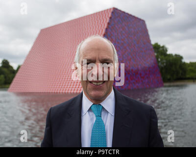 Bulgarischen Künstlers Christo stellt seine erste BRITISCHE Arbeiten im Freien, die Mastaba, eine 20 m hohe Installation auf See Serpentine Lake aus 7,506 Barrel. Die mastaba ist 30 Meter breit und 40 Meter lang. Die Fässer auf der Oberseite sichtbar und die beiden schrägen Wände sind rot und weiß gestrichen; während die Enden der Fässer auf die zwei senkrechten Wände sichtbar lackiert sind rot, blau und violett. Mit: Loyd Grossman Wo: London, England, Großbritannien Wann: 18 Jun 2018 Credit: Wheatley/WANN Stockfoto