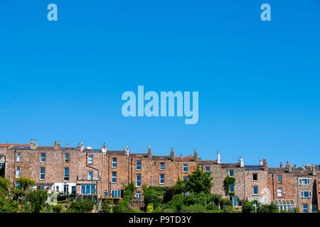 Eine Zeile aus rotem Backstein Reihenhäuser in Cliftonwood, Bristol an einem sonnigen Sommertag. Stockfoto