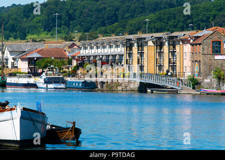 Häuser mit Blick auf die Hafenpromenade dock Bereich Hotwells in Bristol an einem sonnigen Sommertag. Stockfoto