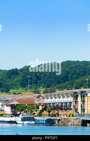 Häuser mit Blick auf die Hafenpromenade dock Bereich Hotwells in Bristol an einem sonnigen Sommertag. Stockfoto