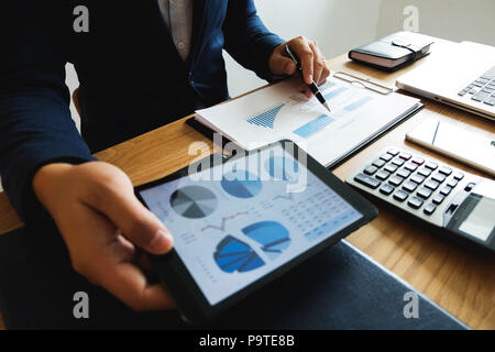 Geschäftsmann mit Tablet auf die Situation auf dem Markt wert, Geschäftskonzept. Stockfoto