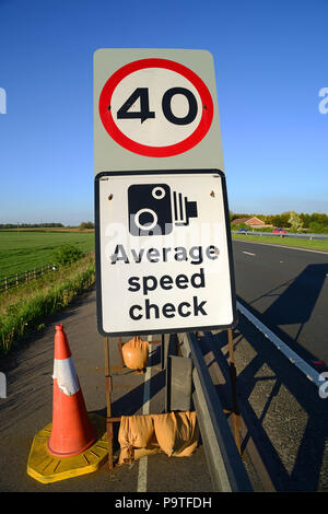 Lkw, die warnzeichen von 40 mph Grenze und Geschwindigkeit Kamera Warnschild auf Baustellen york Yorkshire United Kingdom Stockfoto