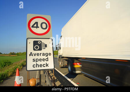 Lkw, die warnzeichen von 40 mph Grenze und Geschwindigkeit Kamera Warnschild auf Baustellen york Yorkshire United Kingdom Stockfoto