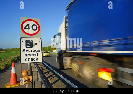 Lkw, die warnzeichen von 40 mph Grenze und Geschwindigkeit Kamera Warnschild auf Baustellen york Yorkshire United Kingdom Stockfoto