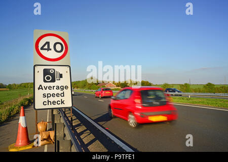 Lkw, die warnzeichen von 40 mph Grenze und Geschwindigkeit Kamera Warnschild auf Baustellen york Yorkshire United Kingdom Stockfoto