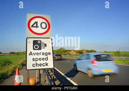 Lkw, die warnzeichen von 40 mph Grenze und Geschwindigkeit Kamera Warnschild auf Baustellen york Yorkshire United Kingdom Stockfoto