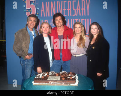 LOS ANGELES, Ca - 23. März: (L-R) Schauspieler John McCook, Schauspielerin Susan Flannery, Schauspieler Ronn Moss, Schauspielerinnen Katherine Kelly Lang und Joanna Johnson teilnehmen 5. Geburtstag Feier für "Die fette und das schöne "Soap Opera am 23. März 1992 bei CBS Television City in Los Angeles, Kalifornien. Foto von Barry King/Alamy Stock Foto Stockfoto