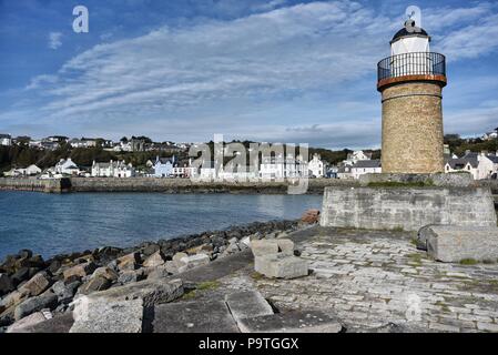 Leuchtturm am Eingang zum Portpatrick Harbour, einem Küstendorf im Südwesten Schottlands. Stockfoto