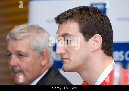 Sam Warburton (Wales) und Trainer Warren Gatland während den offiziellen Start des RBS Six Nations Rugby Turnier im Hurlingham Club in London im Jahr 2012. Stockfoto