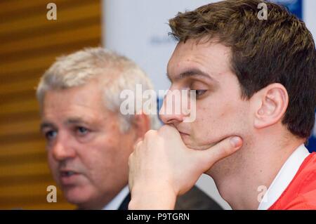 Sam Warburton (Wales) und Trainer Warren Gatland während den offiziellen Start des RBS Six Nations Rugby Turnier im Hurlingham Club in London im Jahr 2012. Stockfoto