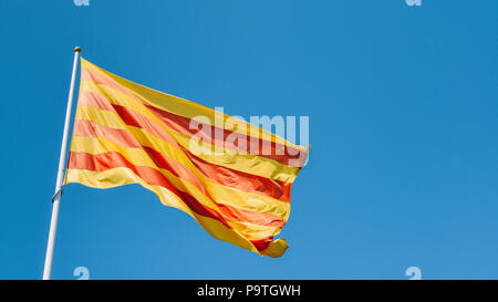 La Senyera, die rote und die gelbe Flagge von Katalonien in Girona, Spanien fliegen Stockfoto