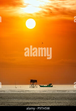 Dämmerung am Strand mit einem Pförtnerloge neben dem Boot als Mittel, um die Fischer Meeresfrüchte clam Angebot für Jedermann. Stockfoto