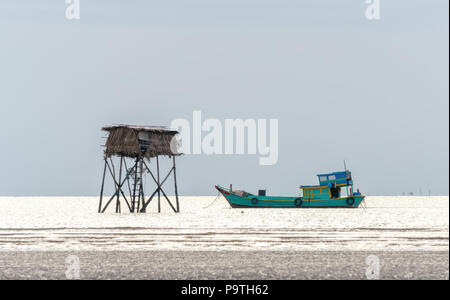 Dämmerung am Strand mit einem Pförtnerloge neben dem Boot als Mittel, um die Fischer Meeresfrüchte clam Angebot für Jedermann. Stockfoto