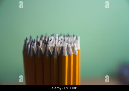 Gruppe von gelben Bleistifte mit grünem Hintergrund und freier Speicherplatz Stockfoto