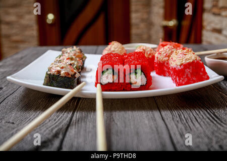 Japanische Küche. Eine bunte Reihe von frischen Brötchen close-up auf der Mauer Hintergrund. Stockfoto