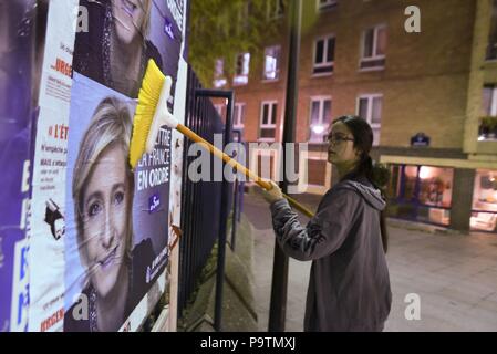 März 27, 2017 - Paris, Frankreich: Portrait von Manon Bouquin, Führer des Front National Youth Section, wie sie bereitet bis zu Plakaten von FN leader Marine Le Pen. Des militanten du Front National Jeunesse electorales collent des affiches de Marine Le Pen. *** Frankreich/KEINE VERKÄUFE IN DEN FRANZÖSISCHEN MEDIEN *** Stockfoto
