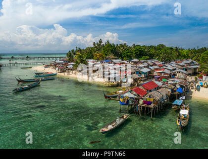 Eine Drohne Foto von einem sehr schlechten Bajau Sea Gypsy Village auf Mabul Island, Sabah, Malaysia (Borneo), mit blauem Himmel und Wolken im Hintergrund. Stockfoto