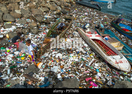 Zwei arme Kinder sammeln Bits aus Kunststoff Papierkorb, schwebend neben der Waterfront in Semporna Stadt in Sabah, Malaysia (Borneo), Malaysia. Stockfoto