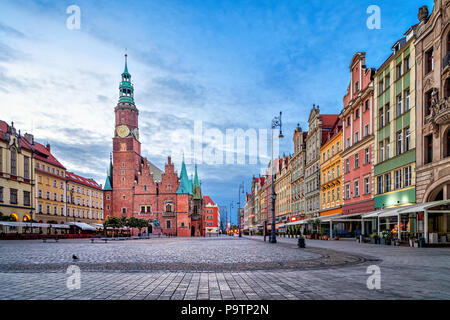 Bunten Häusern und historischen Rathaus am Rynek Platz in der Dämmerung in Wroclaw, Polen Stockfoto