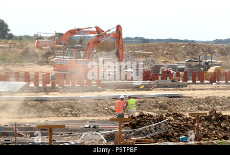 (Auf Lager) Bauherren bei der Arbeit auf die frühen Phasen der Chilmington Green Garden City in Ashford, Kent, die 5.750 neuen Wohnungen über einen Zeitraum von 25 Jahren neben Retail-, Sozial- und entspannenden Entwicklungen gebaut werden. Stockfoto
