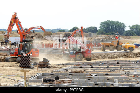 (Auf Lager) Bauherren bei der Arbeit auf die frühen Phasen der Chilmington Green Garden City in Ashford, Kent, die 5.750 neuen Wohnungen über einen Zeitraum von 25 Jahren neben Retail-, Sozial- und entspannenden Entwicklungen gebaut werden. Stockfoto