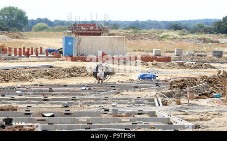 (Auf Lager) Bauherren bei der Arbeit auf die frühen Phasen der Chilmington Green Garden City in Ashford, Kent, die 5.750 neuen Wohnungen über einen Zeitraum von 25 Jahren neben Retail-, Sozial- und entspannenden Entwicklungen gebaut werden. Stockfoto