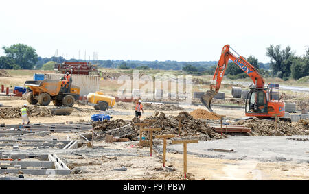 Bauherren arbeiten an den frühen Stadien der Chilmington Green Garden City in Ashford, Kent, wo über einen Zeitraum von 25 Jahren 5,750 neue Häuser gebaut werden, die neben den Entwicklungen in den Bereichen Einzelhandel, Soziales und Freizeit entstehen. Stockfoto