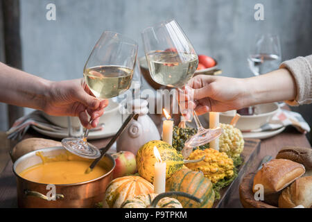 Herbst Tabelle Einstellung mit Kürbissen. Thanksgiving Dinner und Herbst Dekoration. Stockfoto