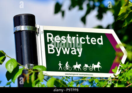 Eingeschränkte Byway Zeichen in der Landschaft um Boughton Monchelsea Dorf, Kent, England. Stockfoto