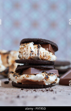 Marshmallow smores mit Schokolade Cookies Stockfoto