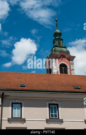 Slowenien: der Glockenturm der Pfarrkirche Mariä Verkündigung, die Pfarrkirche von Ljubljana zwischen 1646 und 1660 in Prešeren Platz gebaut Stockfoto