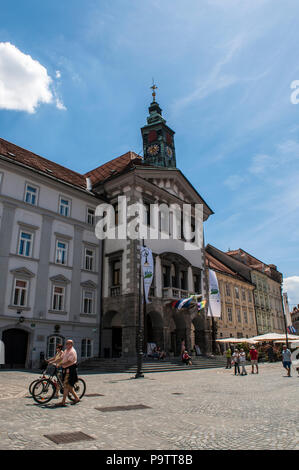 Ljubljana: Blick auf das Rathaus (Mestna hiša), der Sitz der Gemeinde im späten 15. Jahrhundert errichtet von dem Baumeister Peter Bezlaj Stockfoto