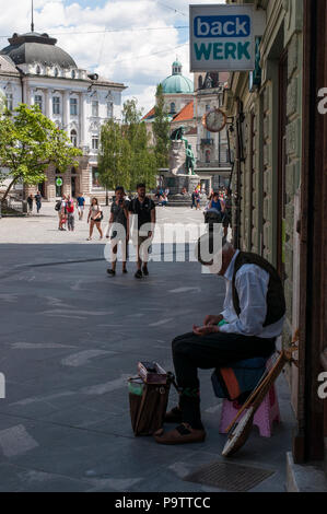 Slowenien: slowenische Mann mit traditioneller Kleidung in den Straßen von Ljubljana, der Hauptstadt sitzt Stockfoto