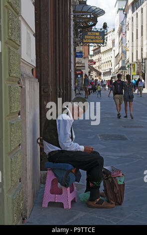 Slowenien: slowenische Mann mit traditioneller Kleidung in den Straßen von Ljubljana, der Hauptstadt sitzt Stockfoto