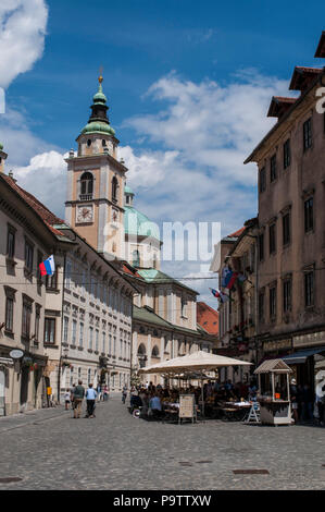 Ljubljana: Skyline mit Blick auf den Glockenturm der Kathedrale, die Kirche St. Nicola, die ehemalige gotische Kirche aus dem 18. Jahrhundert ersetzt durch eine Barocke Stockfoto