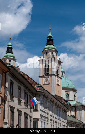 Ljubljana: Skyline mit Blick auf den Glockenturm der Kathedrale, die Kirche St. Nicola, die ehemalige gotische Kirche aus dem 18. Jahrhundert ersetzt durch eine Barocke Stockfoto