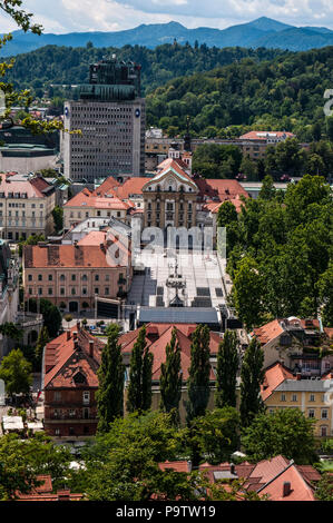 Slowenien: Luftaufnahme des Kongresses Square von Ljubljana, 1821 an der Stelle der Ruinen einer mittelalterlichen Kapuzinerkloster, von Castle Hill gesehen gebaut Stockfoto