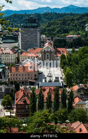 Slowenien: Luftaufnahme des Kongresses Square von Ljubljana, 1821 an der Stelle der Ruinen einer mittelalterlichen Kapuzinerkloster, von Castle Hill gesehen gebaut Stockfoto