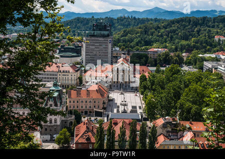 Slowenien: Luftaufnahme des Kongresses Square von Ljubljana, 1821 an der Stelle der Ruinen einer mittelalterlichen Kapuzinerkloster, von Castle Hill gesehen gebaut Stockfoto