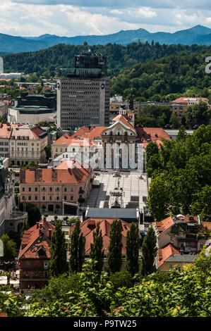 Slowenien: Luftaufnahme des Kongresses Square von Ljubljana, 1821 an der Stelle der Ruinen einer mittelalterlichen Kapuzinerkloster, von Castle Hill gesehen gebaut Stockfoto