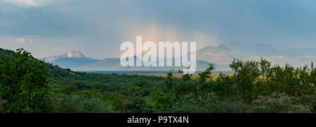 Regenbogen über dem Waterberg Mountains in Südafrika Stockfoto