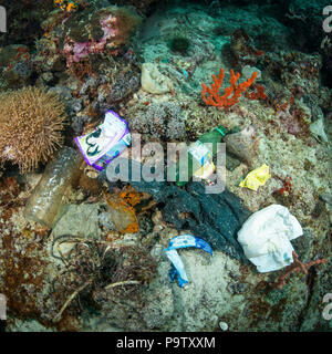 Unterwasser Foto von Plastikmüll Verschmutzung auf dem Meeresgrund auf ein Korallenriff auf Mabul Island, Sabah, Malaysia. Stockfoto